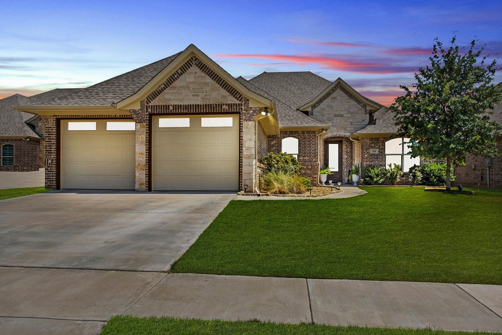 314 Paddle Boat Dr, Granbury, TX 76049 - photo 1