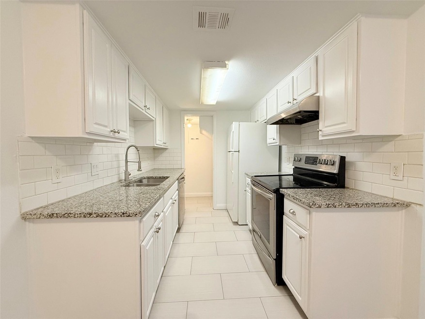 Kitchen with appliances with stainless steel fini