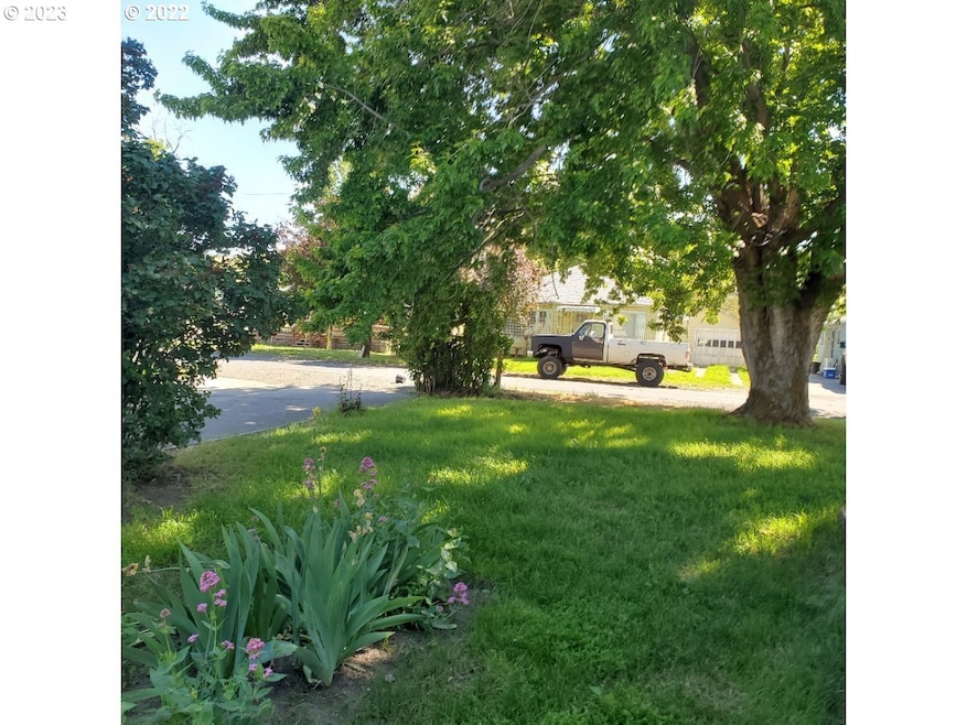 335 W Union Ave, Heppner, OR 97836 - photo 1