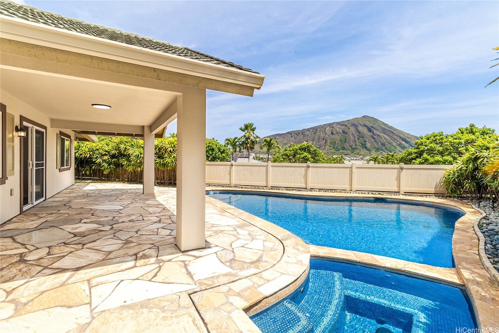 Enjoy the picturesque views of Koko Head from your