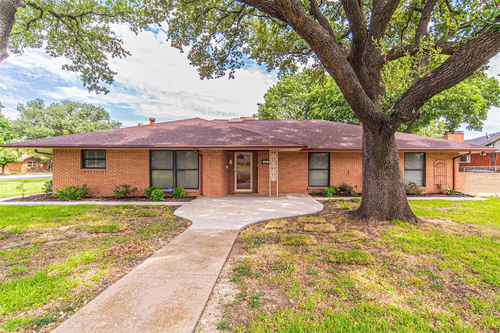 514 Lovell St, Grand Prairie, TX 75050 - photo 1