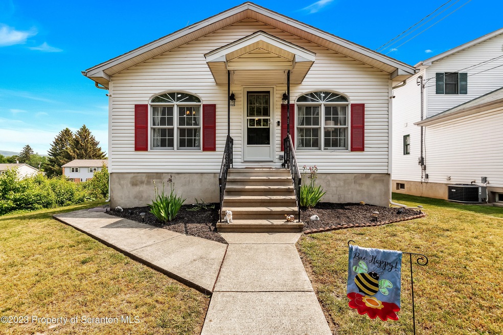 529 Hillcrest Dr, Old Forge, PA 18518 - photo 1