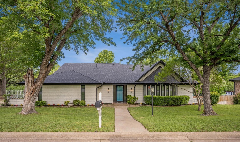 913 Edgecliff Dr, Bedford, TX 76022 - photo 1