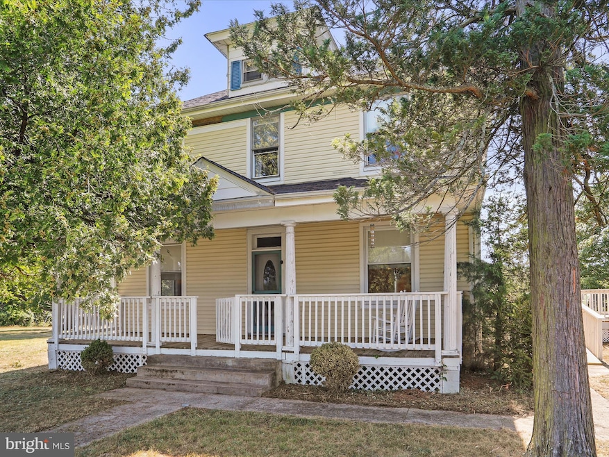 1048 Fairview Dr, Berkeley Springs, WV 25411 - photo 1