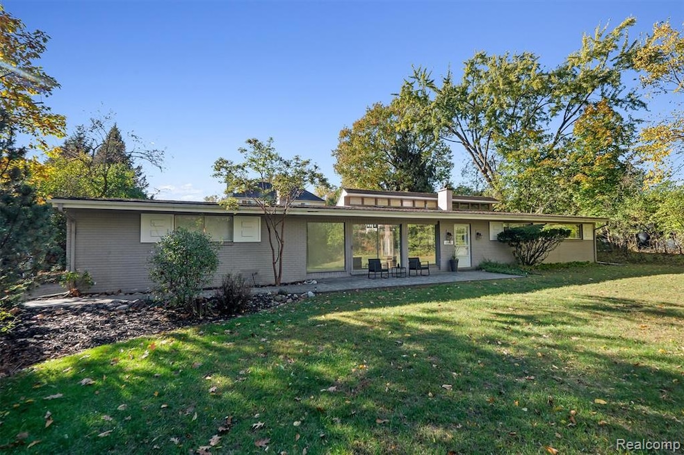 2380 Klingensmith Rd, Bloomfield Hills, MI 48302 - photo 1