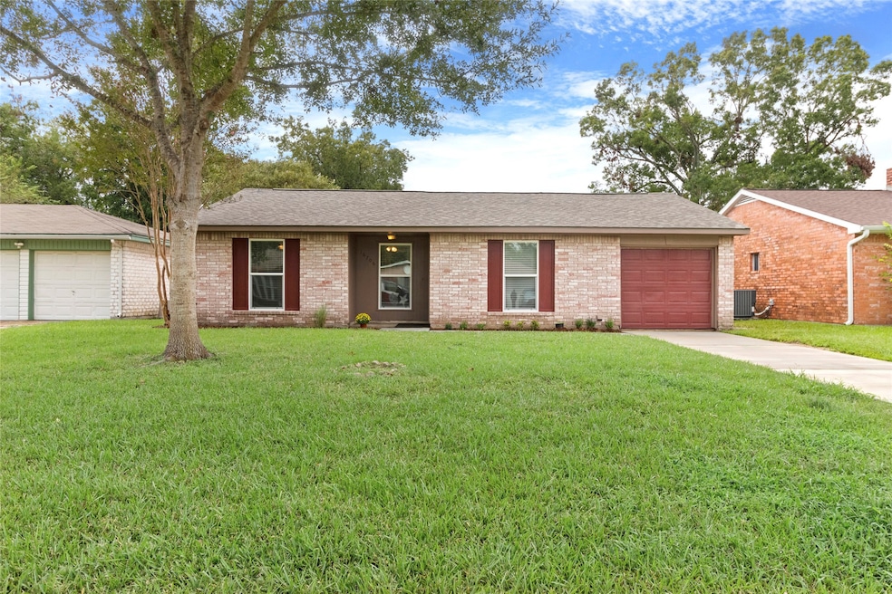 16706 Forest Bend Ave, Friendswood, TX 77546 - photo 1