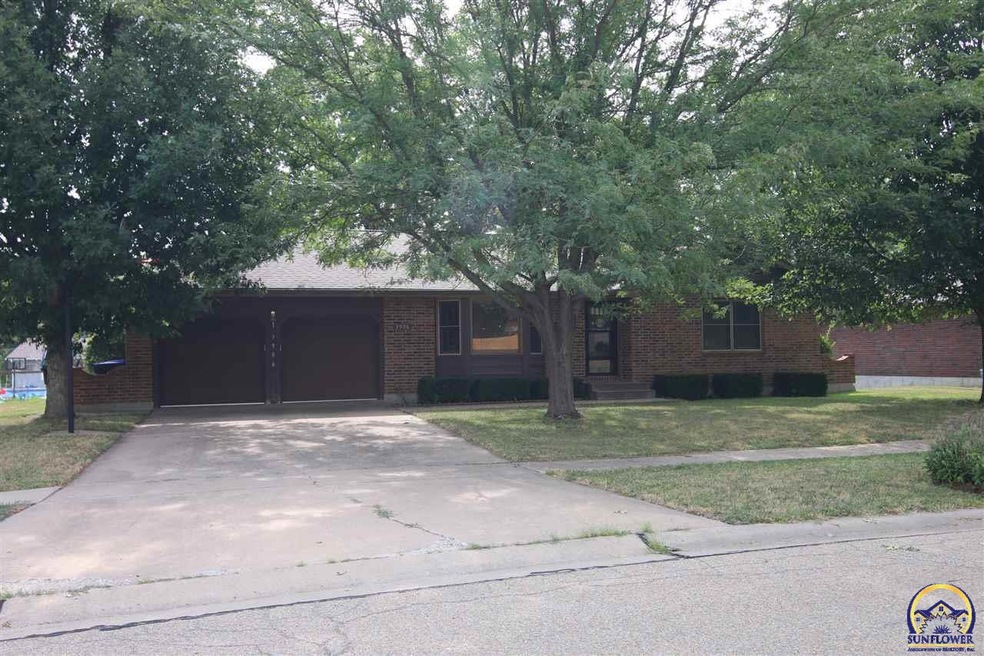 3906 SW Colly Creek Dr, Topeka, KS 66610 - photo 1