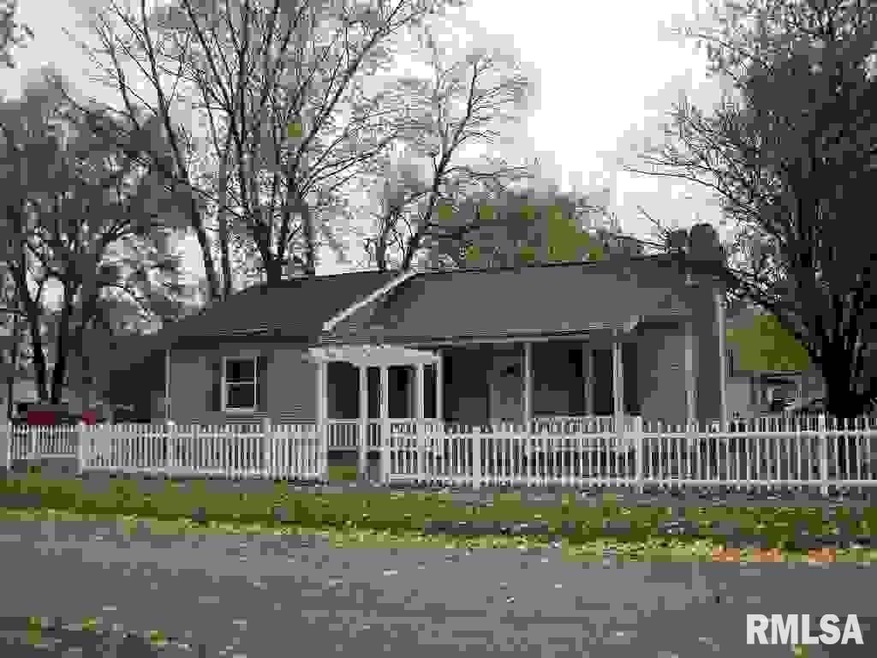 1026 Delavan St, Lincoln, IL 62656 - photo 1