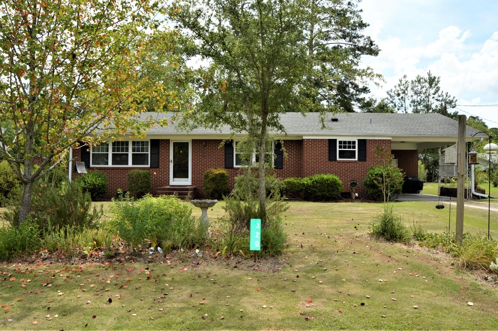 320 S Bennett St, Burgaw, NC 28425 - photo 1