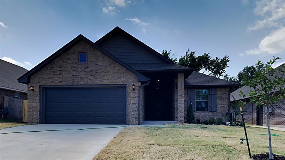 7055 N Richardson Ct, Warr Acres, OK 73132 - photo 1