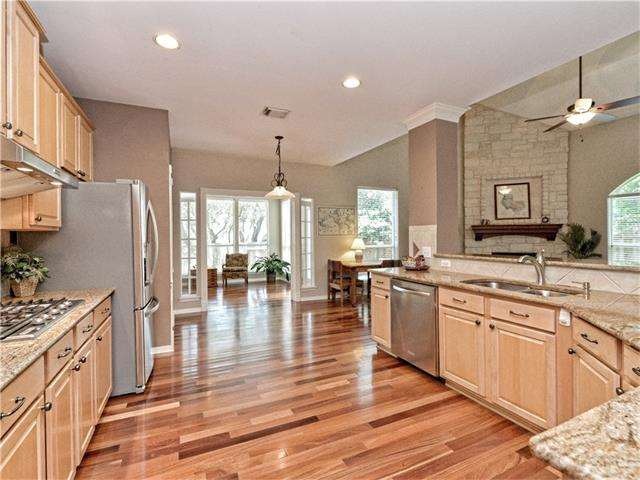 Casual Dining Adjacent to Kitchen