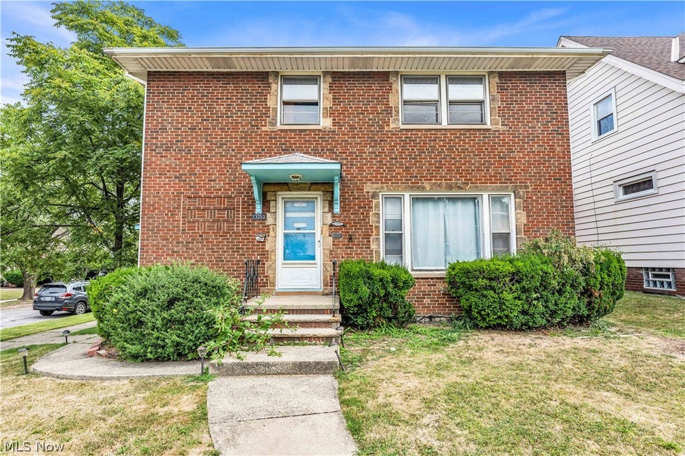 Multi unit property featuring a front lawn