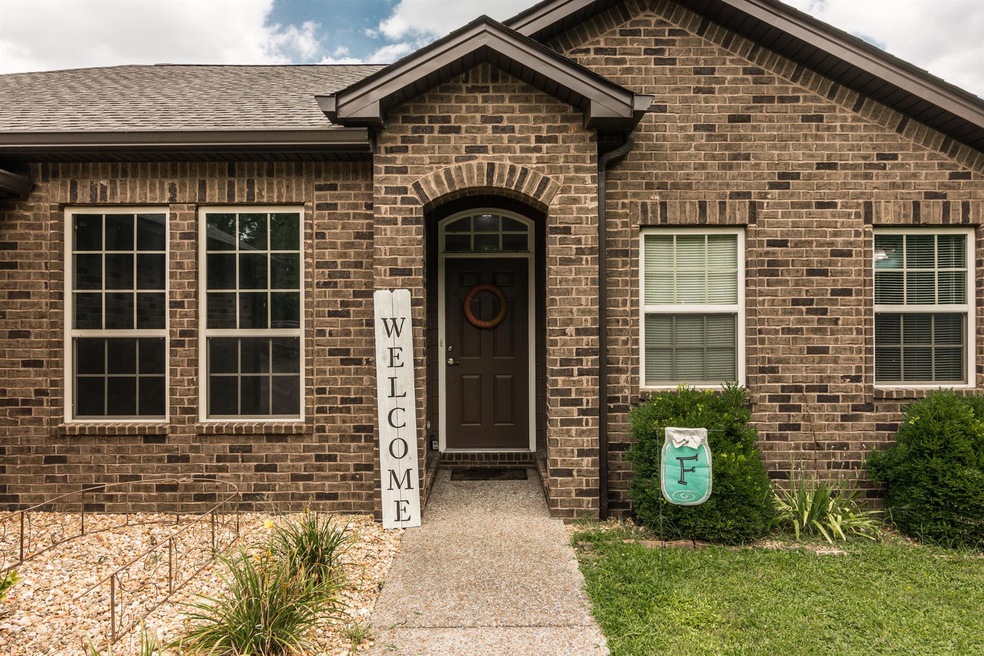 Love this arched entry way! It screams WELCOME! 