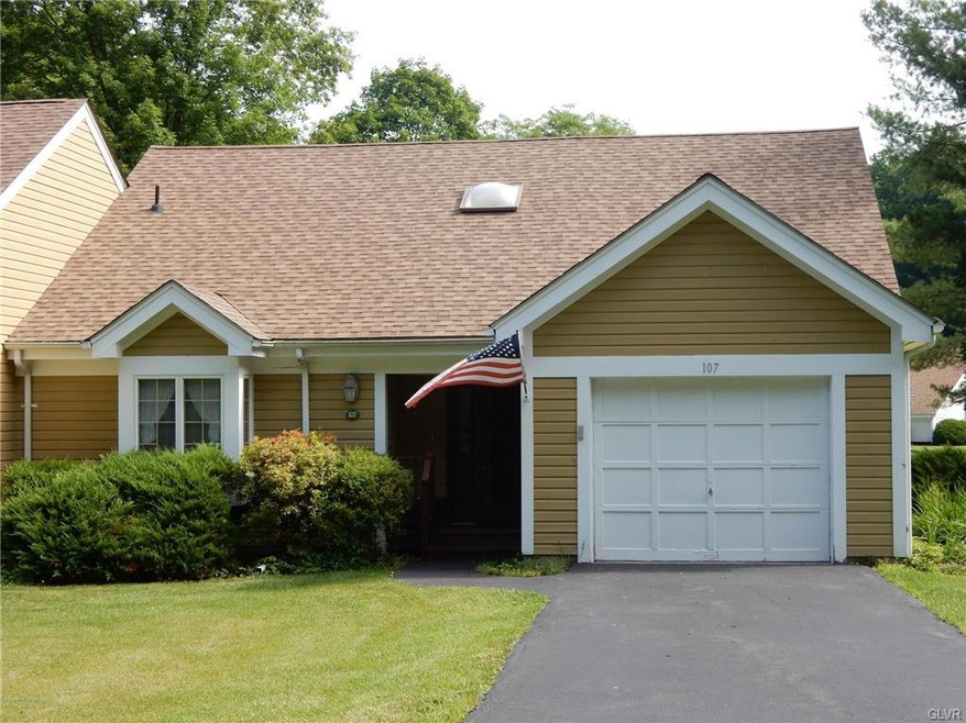 107 Duck Hollow Cir, Stroudsburg, PA 18360 - photo 1