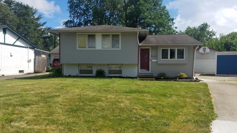 2037 Shawbury Ct W, Columbus, OH 43229 - photo 1