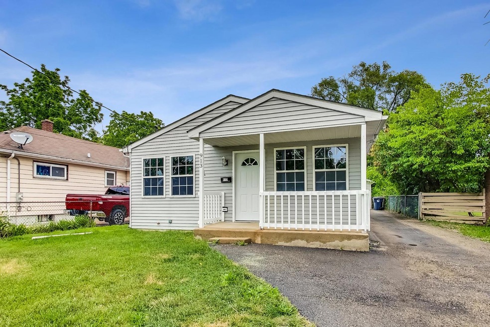 913 Pine St, Waukegan, IL 60085 - photo 1