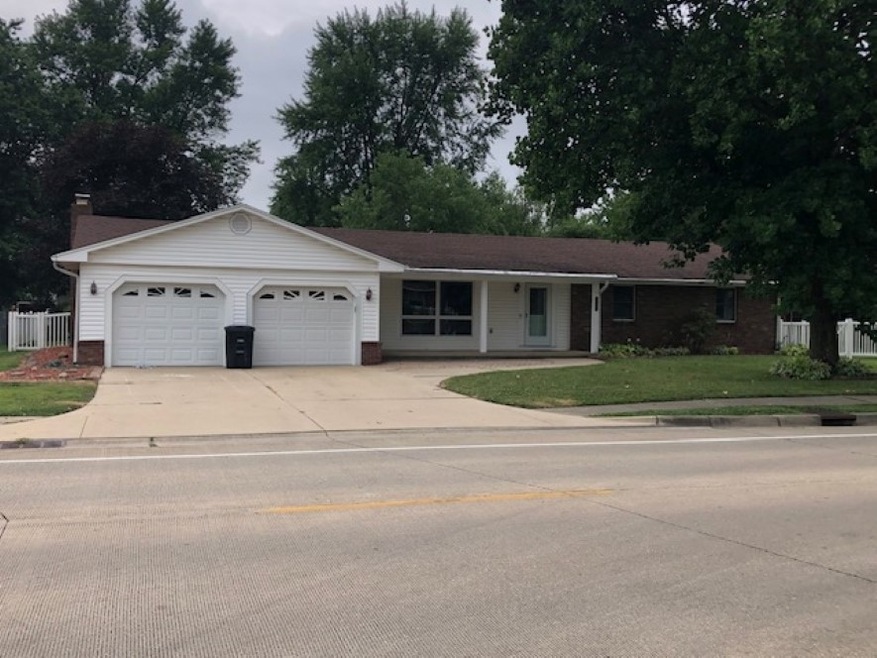 1003 W Evergreen Ave, Effingham, IL 62401 - photo 1