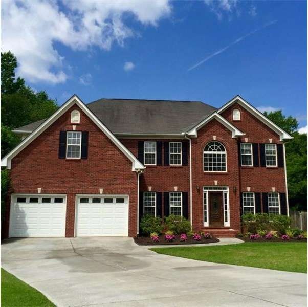 Stunning 5 bedroom, 4 bathroom is located on large