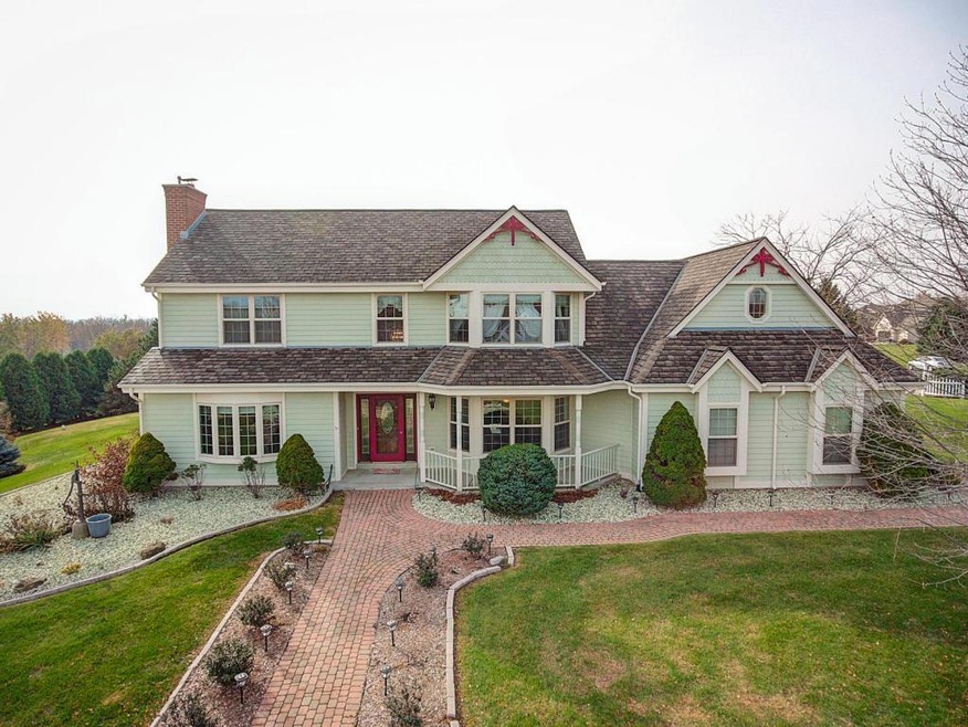 N53W26785 Arrowhead Dr, Pewaukee, WI 53072 - photo 1