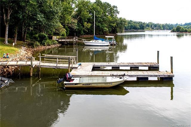 Imagine living on Lake Wylie with your own deep wa