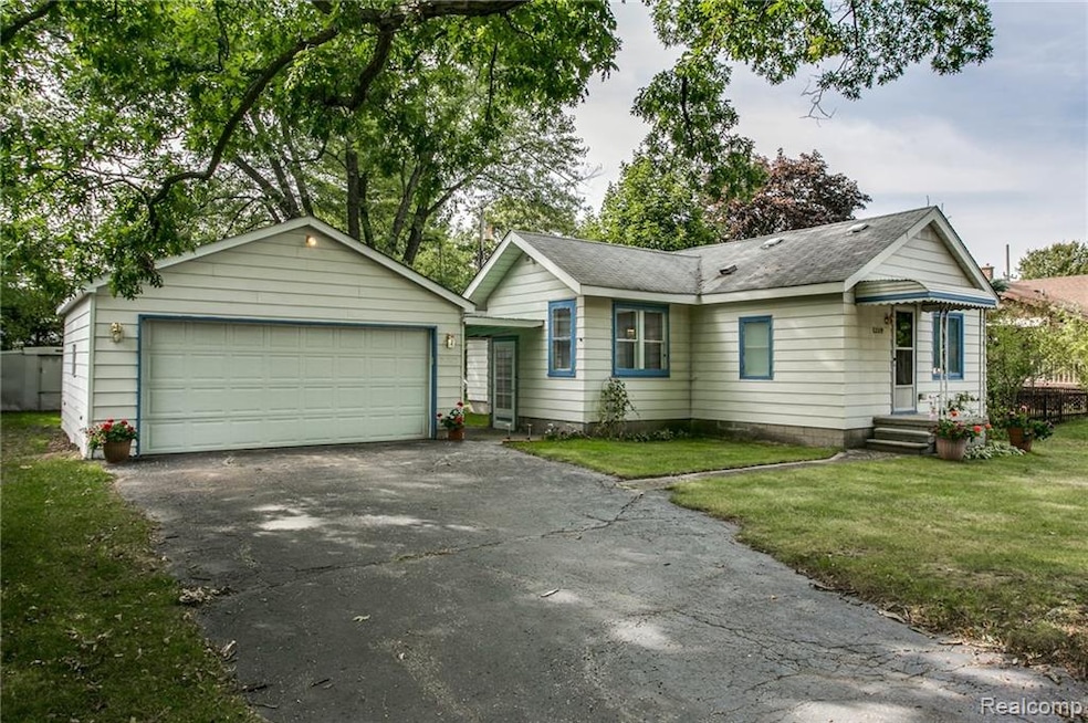 2319 17th Ave, Port Huron, MI 48060 - photo 1