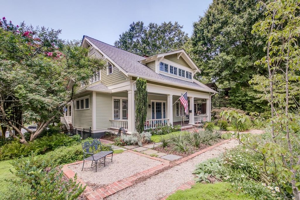 Classic Historic home a few short blocks to Downto