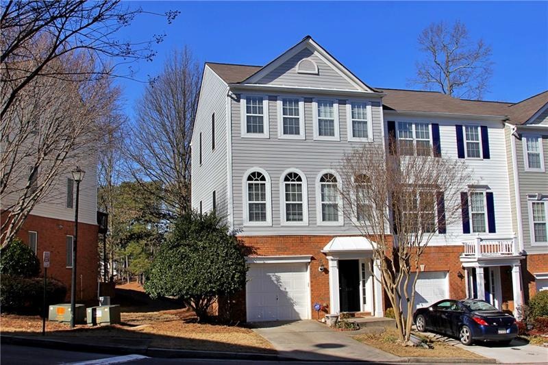 Nice End Unit That Overlooks The Lake!