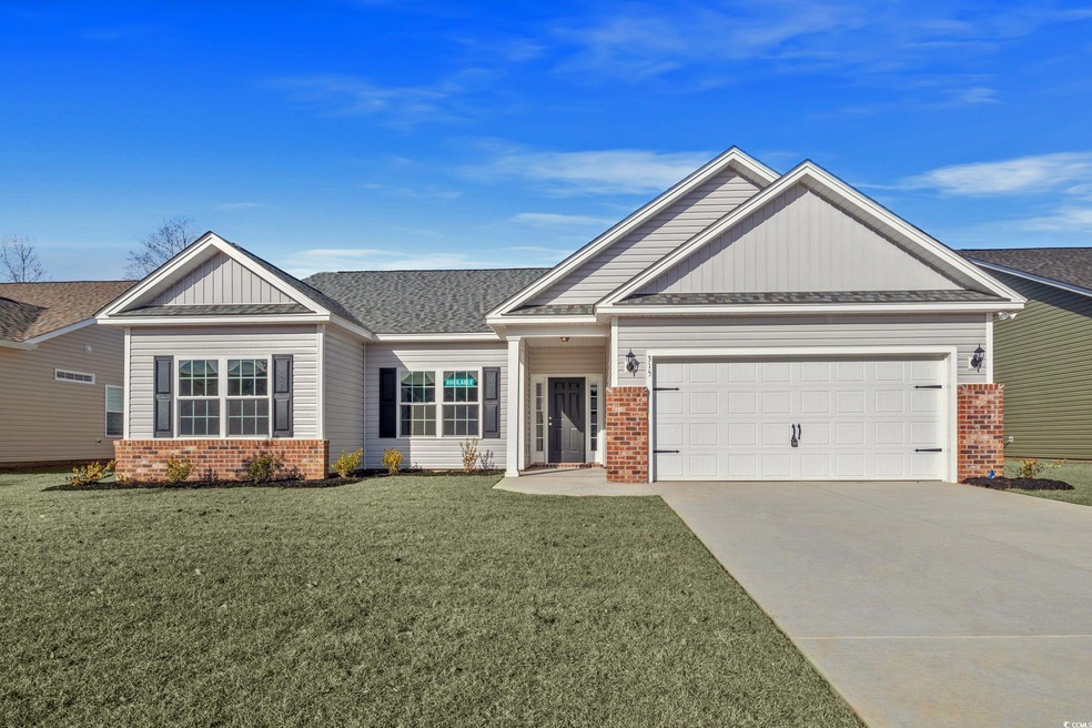 Craftsman house featuring a front lawn and a garag