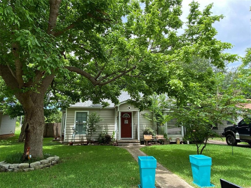 1013 N Howeth St, Gainesville, TX 76240 - photo 1