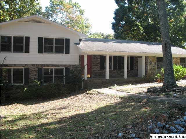 This tri-level Home has such great curb appeal.