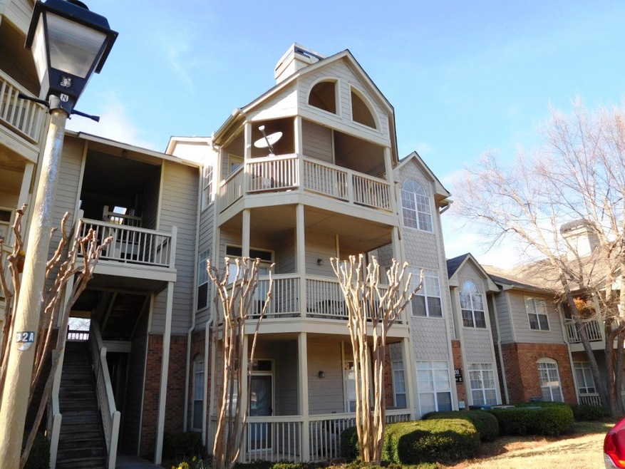 Top Floor, very quiet and private with wrap around