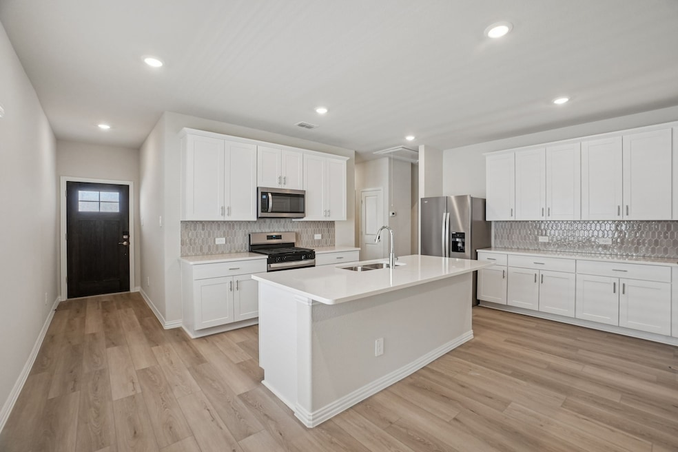 516 Clover Creek Dr, McKinney, TX 75071 - photo 1