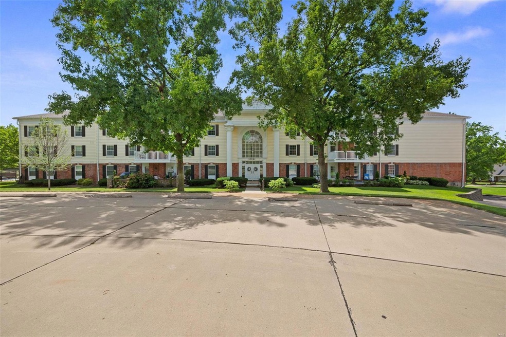 Second floor condo in a secured building! Fantasti