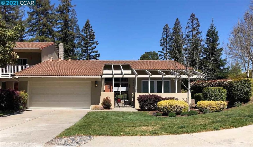 Elegant single level townhome in desirable San Mar