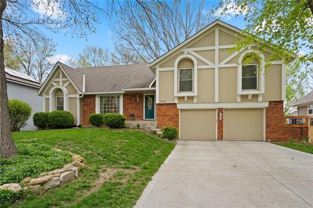 10219 Caenen Dr, Lenexa, KS 66215 - photo 1