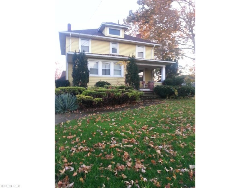 Charming colonial perfectly located in a Mature ne
