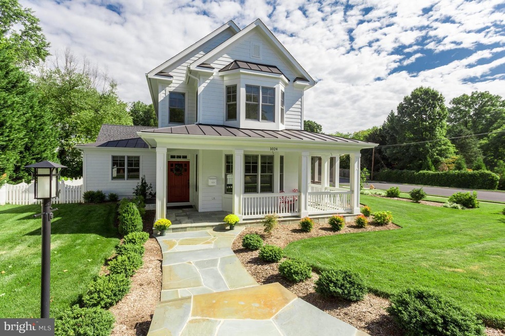 1024 Hillcrest Dr SW, Vienna, VA 22180 - photo 1