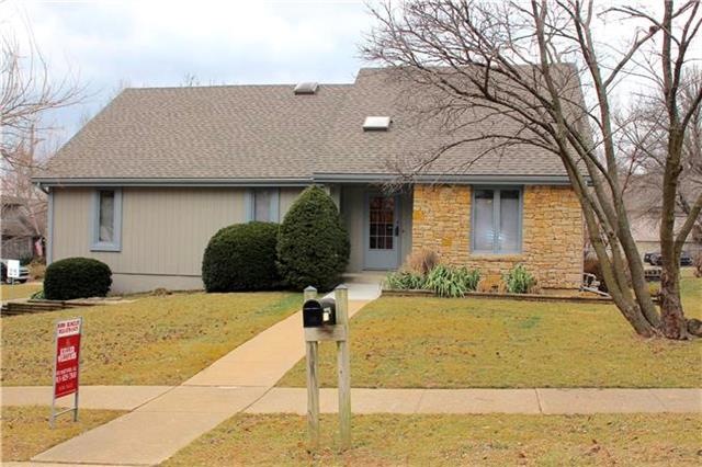 7138 Halsey Dr, Shawnee, KS 66216 - photo 1