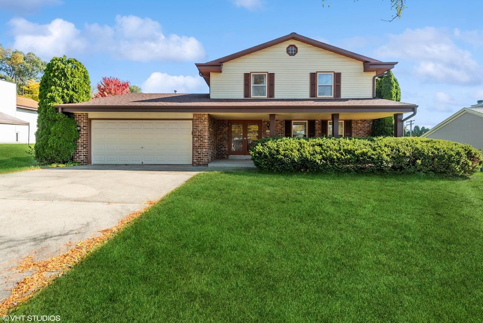 1915 Fieldcrest Ln, Waukesha, WI 53186 - photo 1