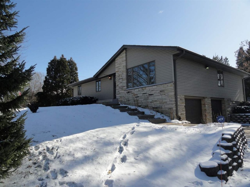 904 W Devonshire Rd, Delafield, WI 53018 - photo 1