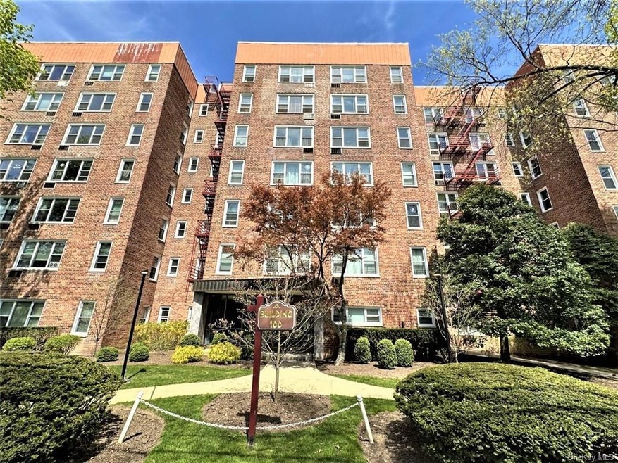 Cresthaven unit 305, Yonkers, NY 10703 - photo 1