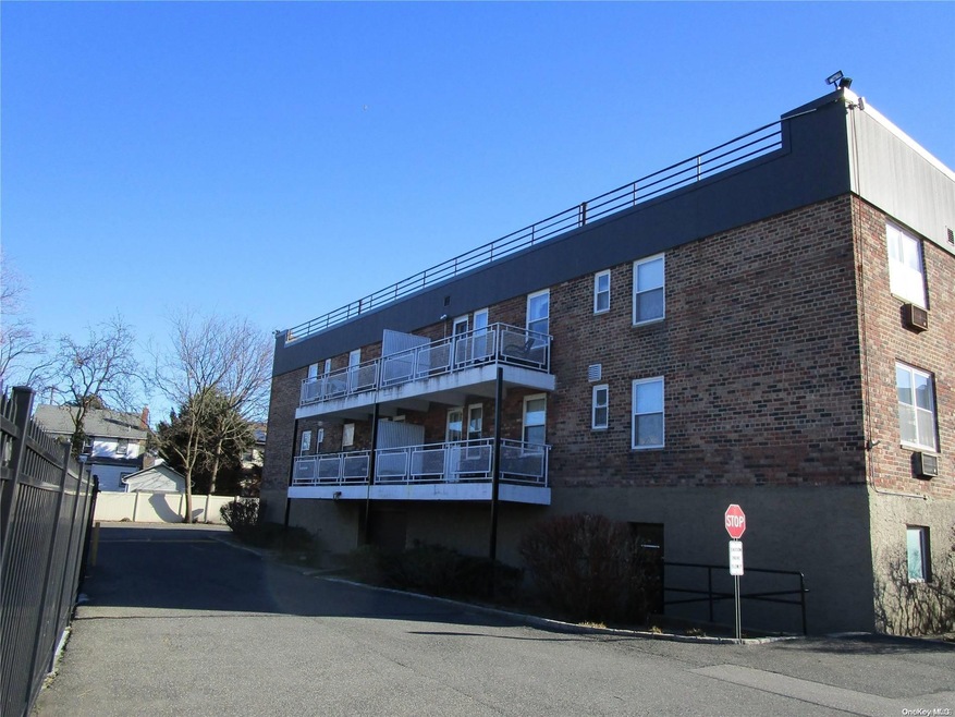 20 Daley Place unit 204, Lynbrook, NY 11563 - photo 1