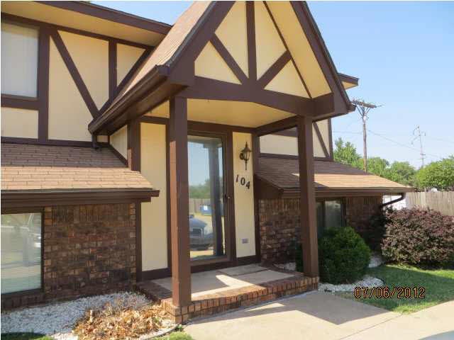 Great curb appeal for this condo