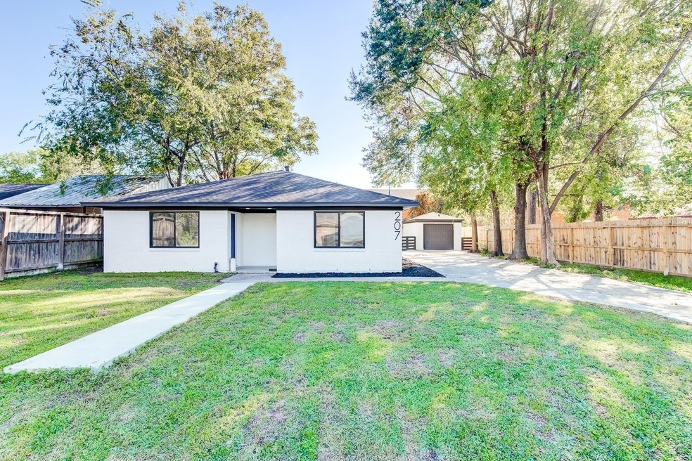 207 Betral St unit B, Houston, TX 77022 - photo 1