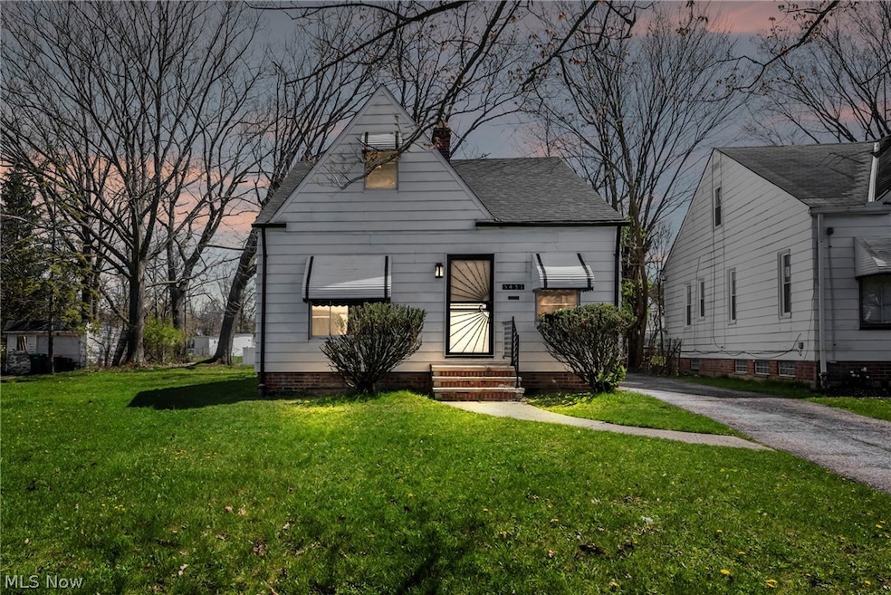 5437 Grasmere Ave, Maple Heights, OH 44137 - photo 1