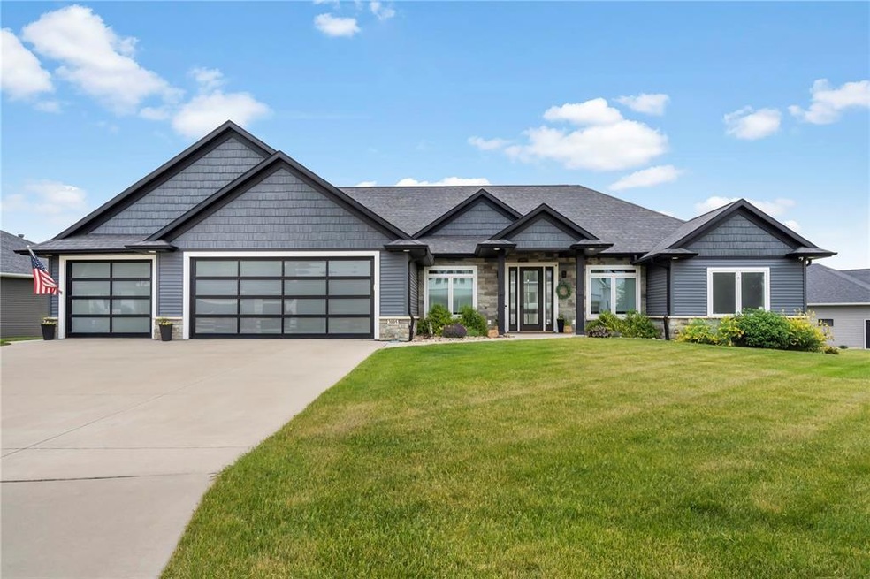 3005 Forrest Meadow Ln, Hiawatha, IA 52233 - photo 1