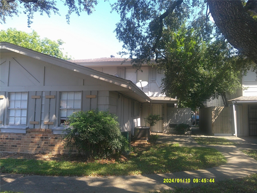 5670 Birchmont Dr unit C, Houston, TX 77091 - photo 1