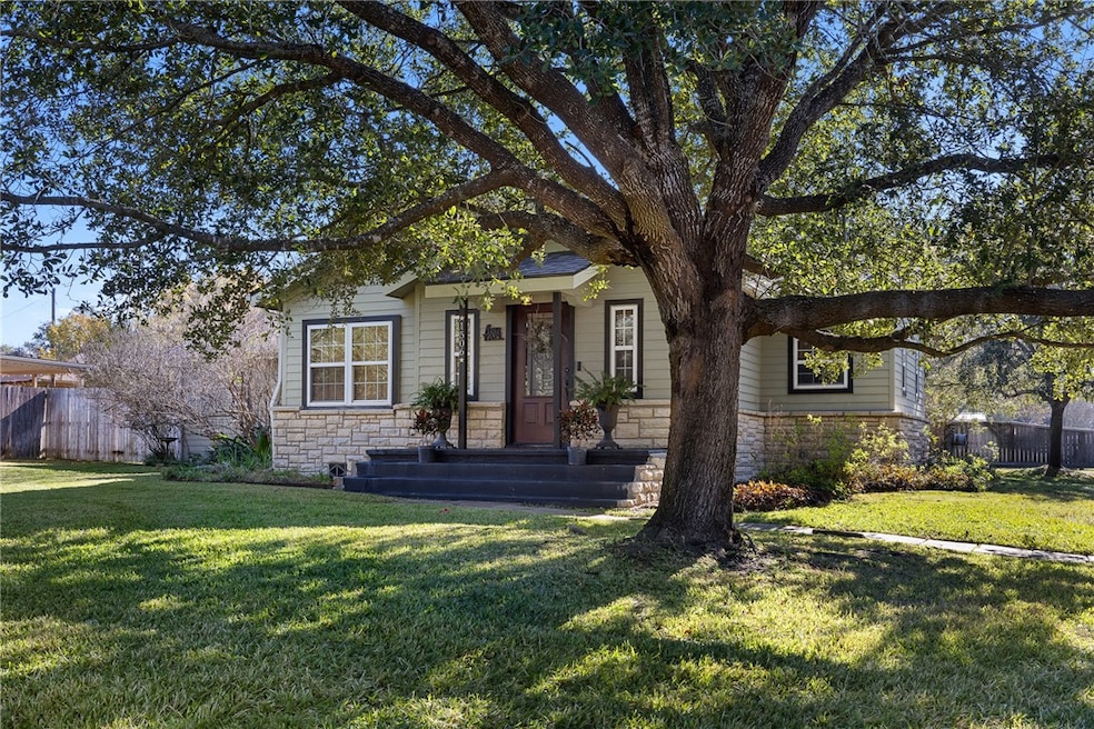 1506 E Washington Ave, Navasota, TX 77868 - photo 1