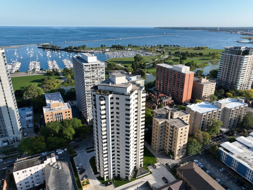 Diamond Tower unit 10C, Milwaukee, WI 53202 - photo 1