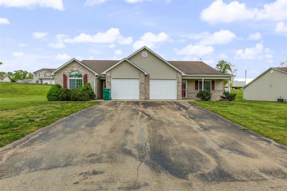 1805 Oak Knoll Dr, Farmington, MO 63640 - photo 1